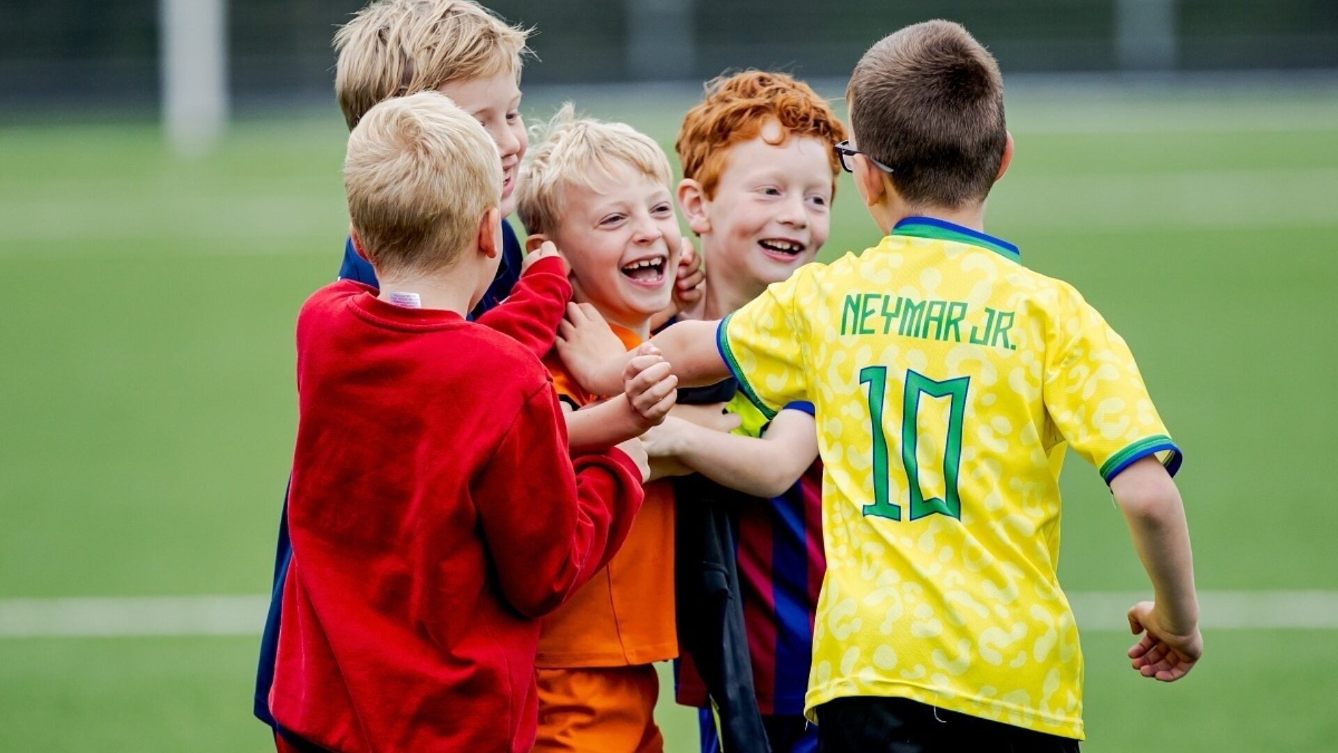 2425 Kinderen Lachen AV Voetbalshirts