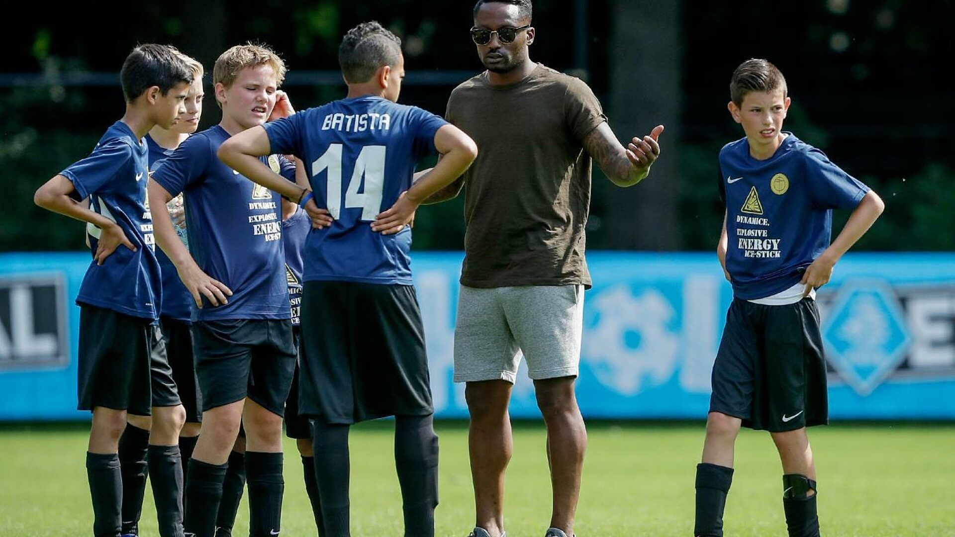 Jeugdtrainer op voetbalveld