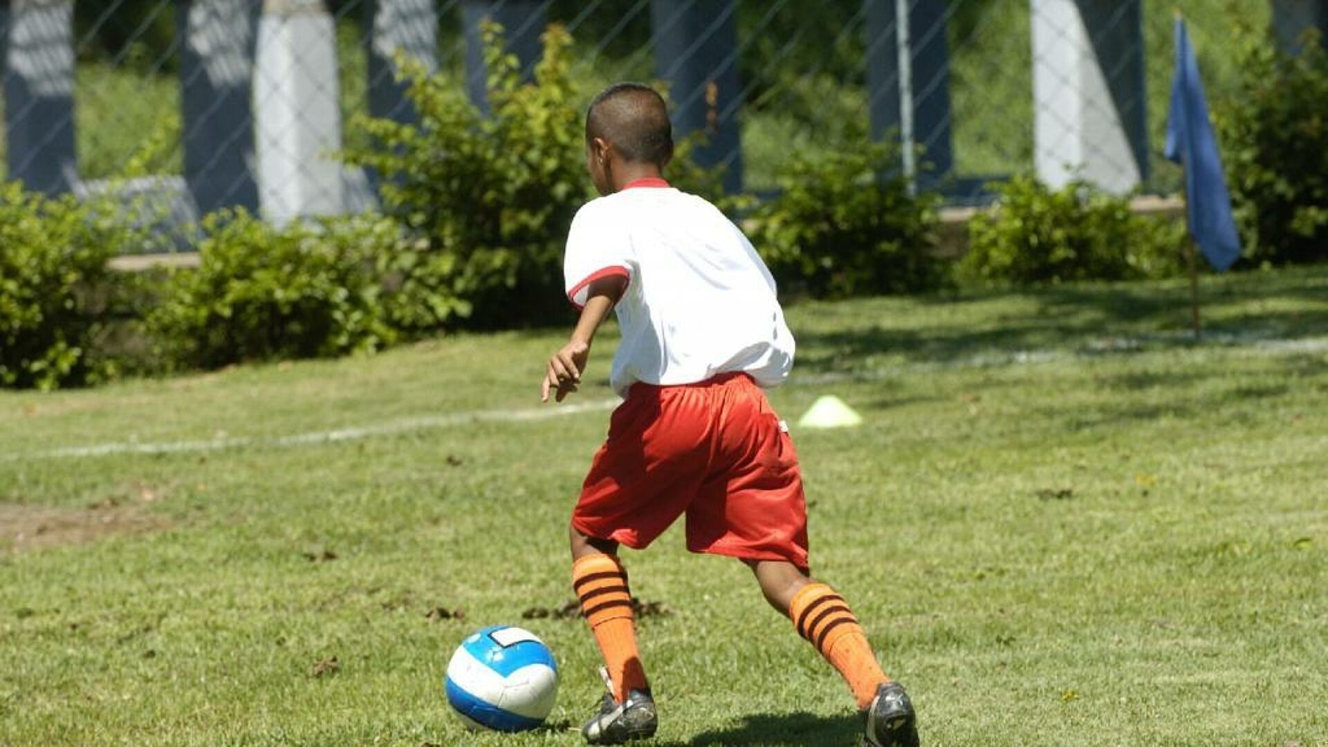 Jeugdvoetbal dribbelen