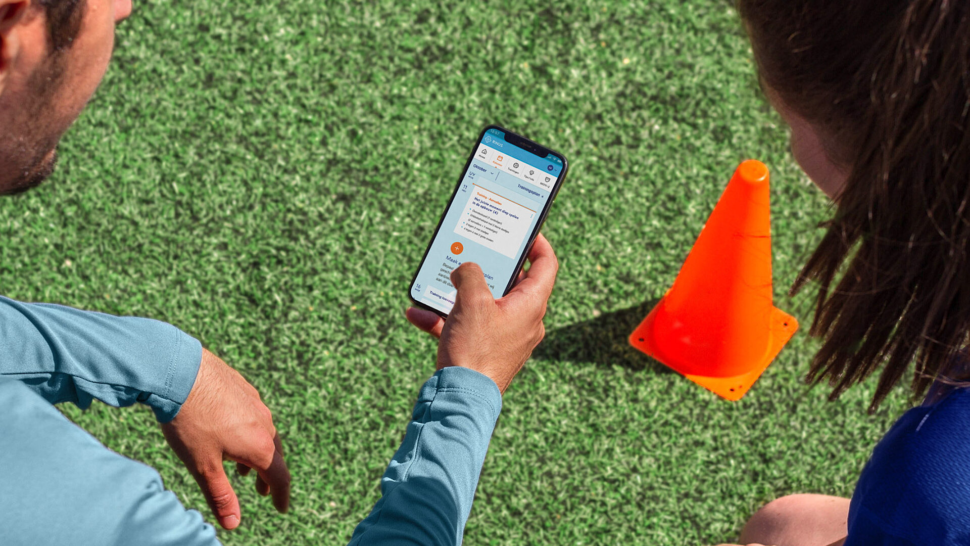 Rinus app op voetbalveld