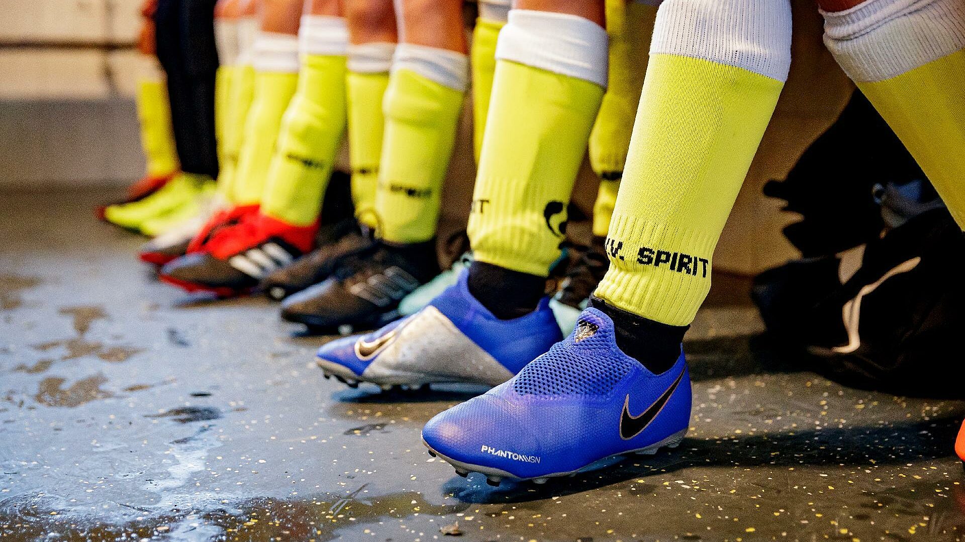 Voetbalschoenen in de kleedkamer