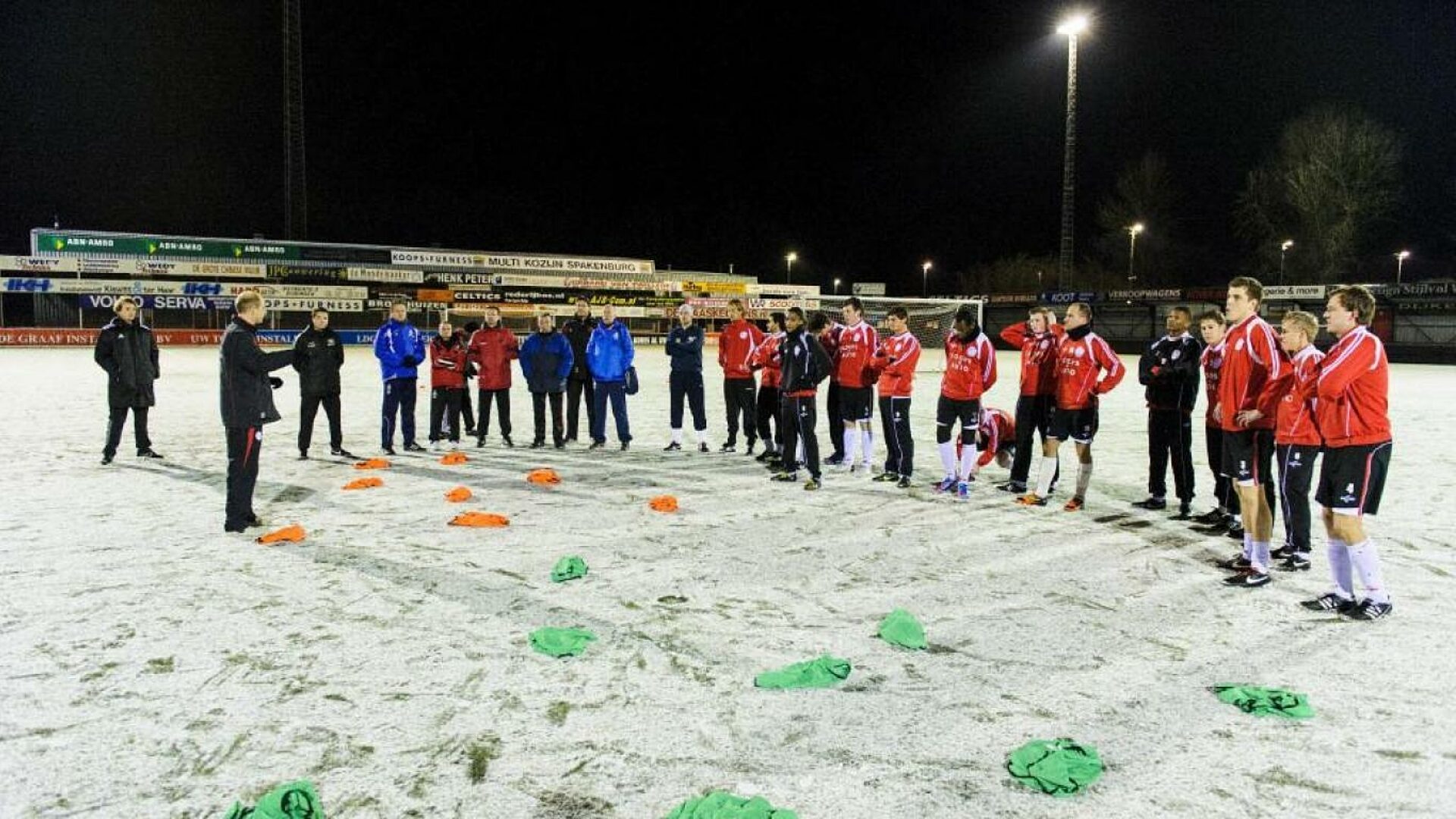 Voetbaltraining in sneeuw